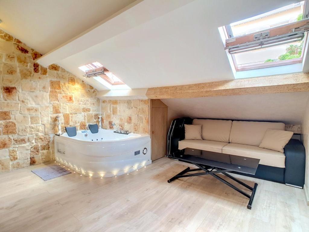 Beautiful With Jacuzzi *